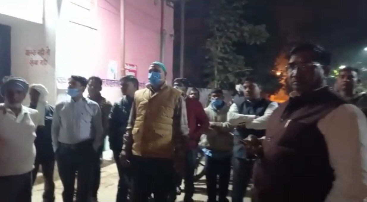 Mirzapur news: ऊर्जा राज्यमंत्री की मौजूदगी में शव वाहन के लिए घंटों प्रतीक्षा करते रहे पीड़ित परिजन