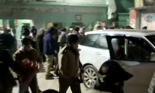 (पतंजलि योगपीठ के योग गुरु बाबा रामदेव दो दिन पूर्व दिल्ली से आते वक्त रुड़की के कलियर शरीफ दरगाह में अचानक पहुंच गए थे।)