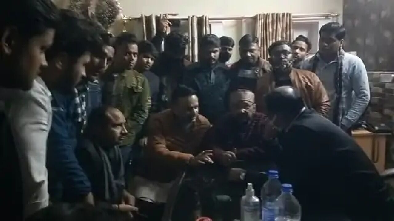 Agra News : आगरा में RSS कार्यालय पर हमला , कार्यालय पर मौजूद कार्यकर्ताओं की पिटाई