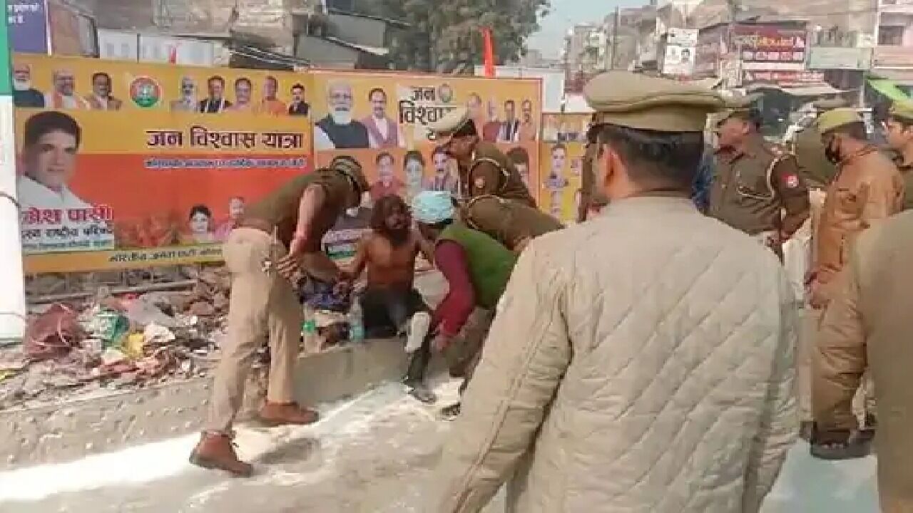UP Election 2022 : CM योगी के दौरे से पहले पुलिस की शर्मनाक हरकत, सड़क पर खाना खाते हुए गरीब को जानवरों की तरह हटाया
