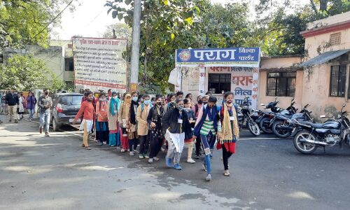 Pilibhit News : योगी के आगमन से 24 घण्टे पहले फर्जी सूचना पर स्मार्ट फोन-टेबलेट लेने आए स्टूडेंट्स ने किया हंगामा, आखिर क्यों हुई शासन की फजीहत..