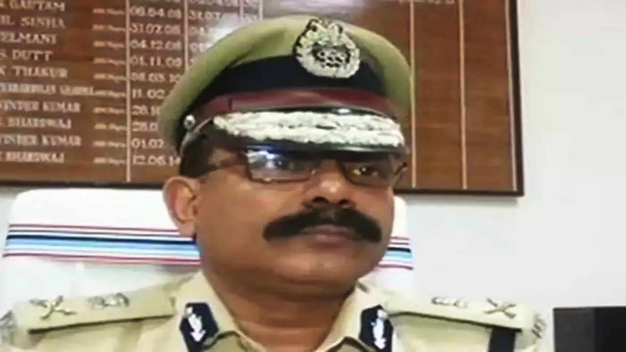 बिहार के मुख्यमंत्री नीतीश कुमार के समाज सुधार अभियान में डीजीपी एसके सिंघल ने महिला विरोधी बयान दिया है