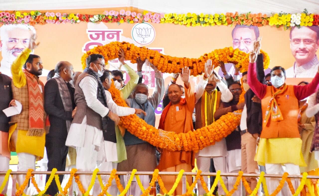 Pilibhit News: योगी का अखिलेश पर निशाना, बोले- 2017 से पहले नौकरी निकलने के साथ ही वसूली पर निकलता था पूरा परिवार