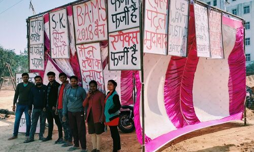 Mirzapur Ground Report: एपेक्स मेडिकल कॉलेज के छात्रों का अनिश्चितकालीन धरना जारी, छात्र बोले-परीक्षा कराओ या फांसी चढ़ाओ