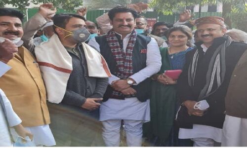 UP Election 2022 : BJP को लगा झटका, पूर्व विधायक मनोज चौधरी पत्नी समेत भाजपा छोड़ रालोद में हुए शामिल