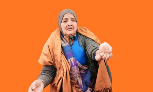 कानपुर में प्रोपर्टी के लालच में एक कलयुगी बेटा रोज अपनी मां से मारपीट करता है