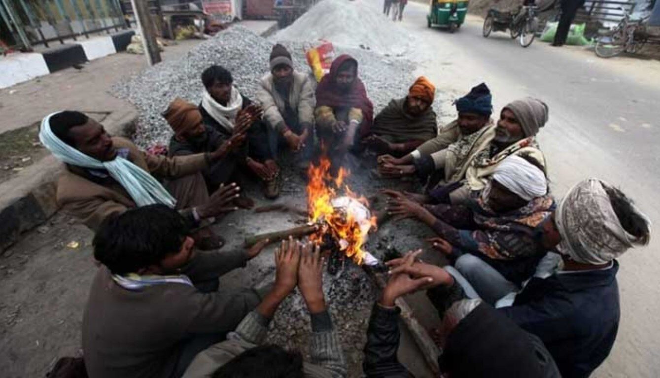 Aaj Ka Mausam: कड़ाके की सर्दी और शीतलहर के बीच घने कोहरे का सितम, मौसम विभाग ने इन राज्यों में जारी किया अलर्ट