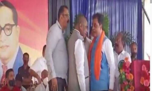 Karnataka News: मुख्यमंत्री के सामने मंच पर भिड़े कांग्रेस सांसद और भाजपा के मंत्री, हाथापाई का वीडियो वायरल