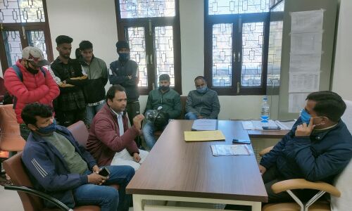 मेडिकल कॉलेज में नियुक्तियों में अनियमितता का आरोप, युवाओं ने प्राचार्य का किया घेराव