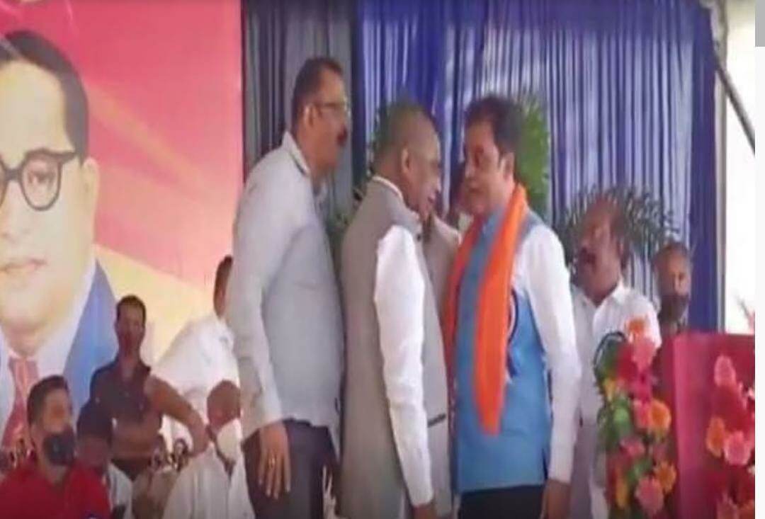 Karnataka News: मुख्यमंत्री के सामने मंच पर भिड़े कांग्रेस सांसद और भाजपा के मंत्री, हाथापाई का वीडियो वायरल
