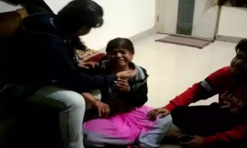 आगरा में बदमाशों ने मां के हाथ पैर बांध मुंह पर टेप लगाकर 12 लाख की लूट को दिया अंजाम