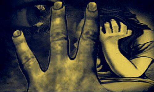 UP Crime News : मां को बंधक बना कर बेटी से किया गैंगरेप, पुलिस पर समझौता कराने का आरोप, कोर्ट ने दिए जांच के आदेश UP Crime News : मां को बंधक बना कर बेटी से किया गैंगरेप, पुलिस पर समझौता कराने का आरोप, कोर्ट ने दिए जांच के आदेश