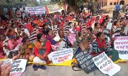 Prayagraj News: आशा वर्कर्स ने प्रयागराज जिला मुख्यालय पर किया विरोध प्रदर्शन, लगाए भीख नही सम्मान चाहिए के नारे