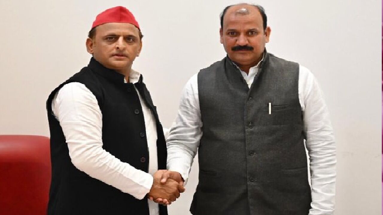 UP Election 2022 : BJP प्रवक्ता समेत दो नेता भाजपा छोड़ हुए सपा में शामिल, अखिलेश यादव ने किया स्वागत