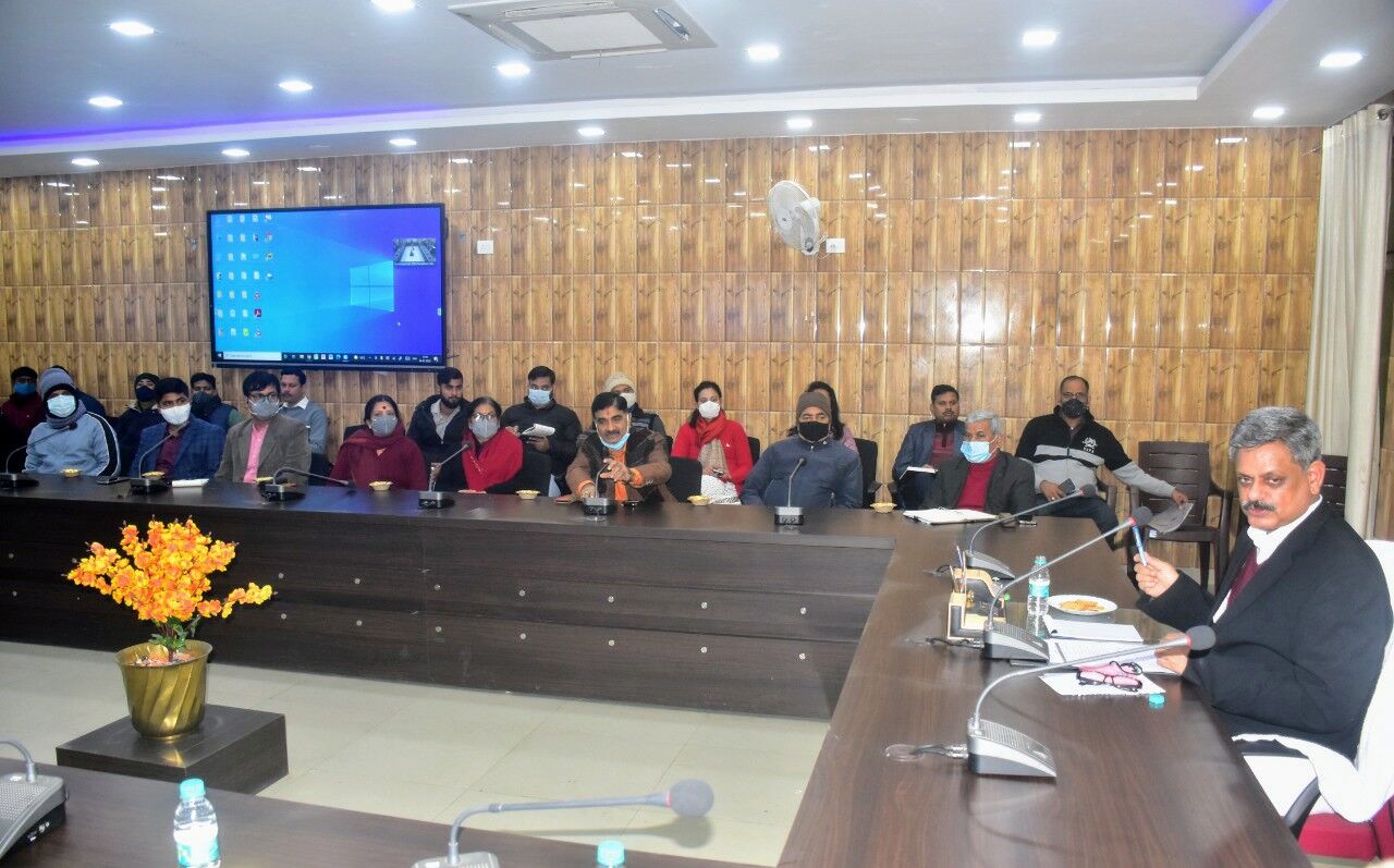 DDU News Today: अमेरिका से लौटते ही कुलपति ने बढ़ाया संवाद की ओर हाथ,शिक्षक अपने आंदोलन पर अड़े DDU News Today: अमेरिका से लौटते ही कुलपति ने बढ़ाया संवाद की ओर हाथ,शिक्षक अपने आंदोलन पर अड़े