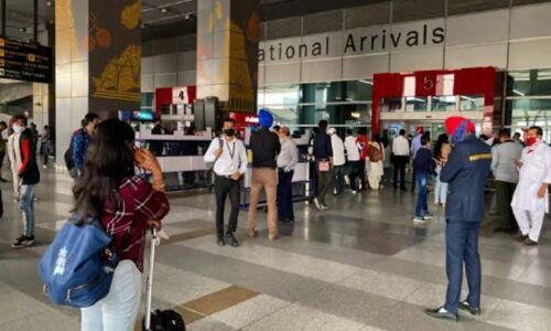 Coronavirus Omicron News Updates: इटली से अमृतसर पहुंची एक फ्लाइट में 125 यात्री निकले कोरोना पॉजिटिव, पंजाब में कोविड से हालात बेकाबू