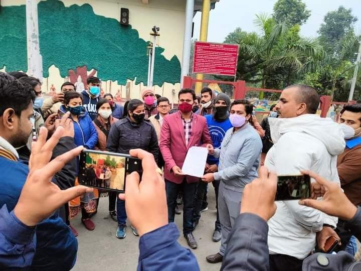 DDU News Today: प्री पीएचडी परीक्षा का बहिष्कार, उत्तर पुस्तिका फाड़नेवालों पर दर्ज होगा मुकदमा DDU News Today: प्री पीएचडी परीक्षा का बहिष्कार, उत्तर पुस्तिका फाड़नेवालों पर दर्ज होगा मुकदमा