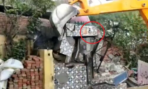 Pilibhit News: Yogi Raj में रेलवे ने JCB से गिराया बरसों पुराना शिव मंदिर, ये है पूरा मामला