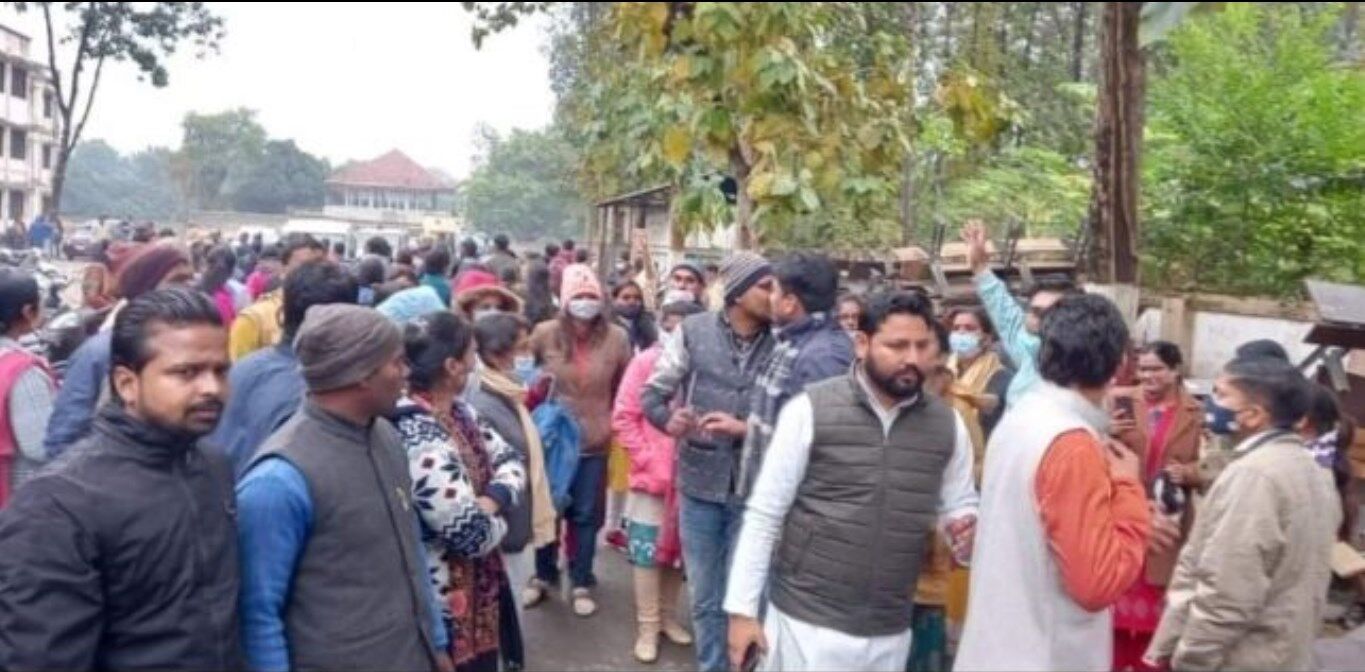 DDU News Today: डीडीयू गोरखपुर के छात्रों पर आपराधिक मुकदमे के बाद विश्वविद्यालय बना युद्ध का मैदान, प्री पीएचडी का पेपर कराने पर अड़ा प्रशासन