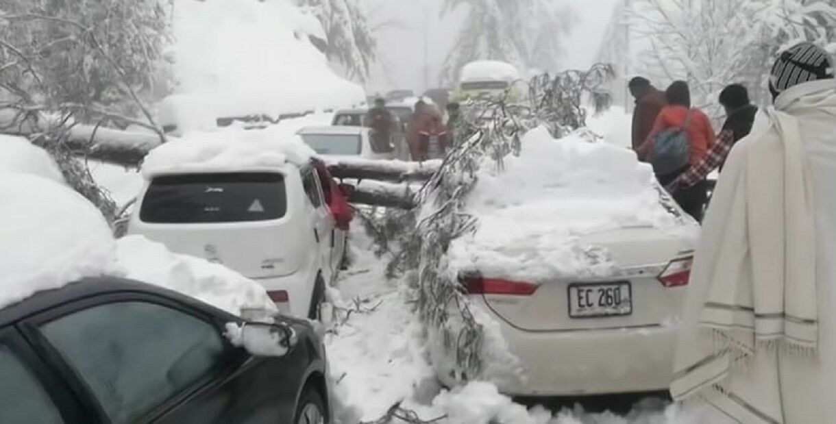 Pakistan Snowfall Death: बर्फबारी देखने पहुंची हजारों की भीड़ बर्फ में फंसी, कारों में बैठे बैठे 10 बच्चें समेत 23 की मौत Pakistan Snowfall Death: बर्फबारी देखने पहुंची हजारों की भीड़ बर्फ में फंसी, कारों में बैठे बैठे 10 बच्चें समेत 23 की मौत