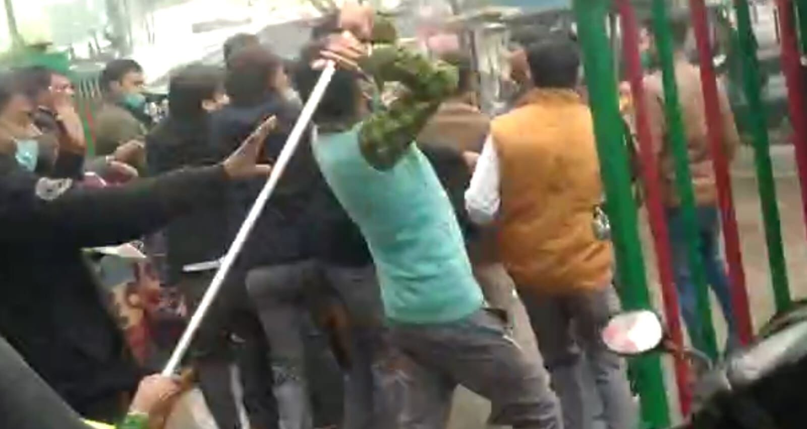 Pilibhit News : पैसे के लिए एसएस हॉस्पिटल ने लाश को बंधक बनाया, तीमारदारों को दौड़ा-दौड़ा कर पीटा