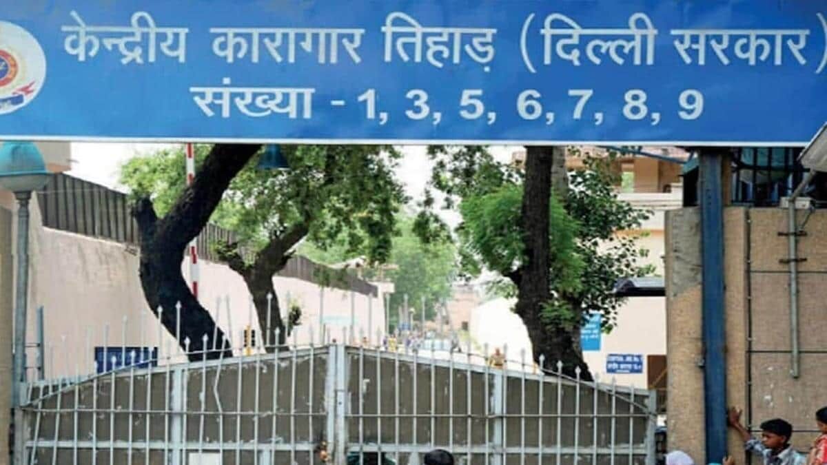 Delhi Corona Update: दिल्ली में 3 जेलों के 46 कैदी और 43 कर्मचारी संक्रमित, जानिए क्या है अस्पतालों स्थिति Delhi Corona Update: दिल्ली में 3 जेलों के 46 कैदी और 43 कर्मचारी संक्रमित, जानिए क्या है अस्पतालों स्थिति