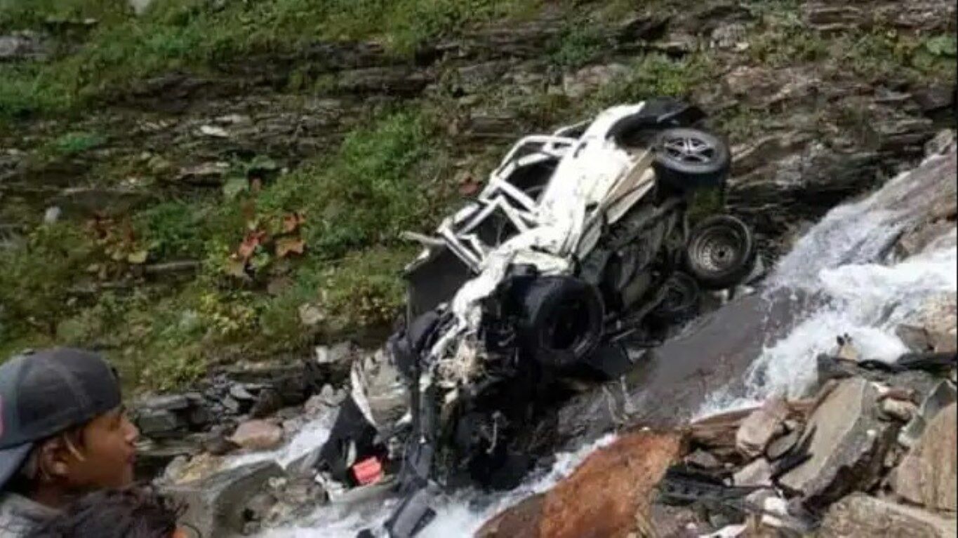 Dehradun News Hindi: गहरी खाई में गिरी कार, हिमाचल के ASI सहित तीन लोगों की मौत