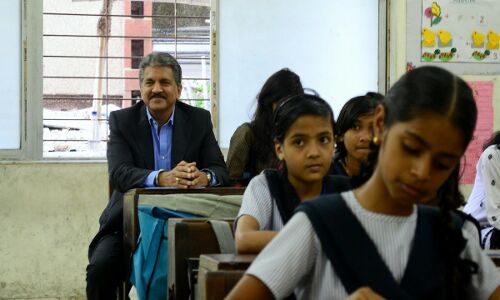 Anand Mahindra : आनंद महिंद्रा की इस वायरल तस्वीर पर यूजर्स ने बोला बैकबेंचर, तो दिया यह प्यारा जवाब