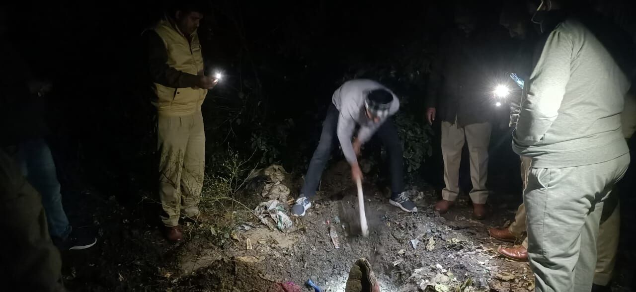 Pilibhit News: पत्नी को पीट-पीटकर मार डाला, लाश घर के पिछवाड़े जमीन में गाड़कर पति फरार, ऐसे खुला पूरा राज