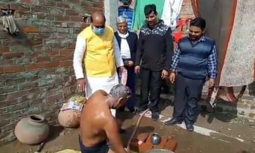 UP Elections 2022: जब वोट मांगते मांगते जनता के बाथरूम तक पहुंचे BJP विधायक, देखें Viral Video