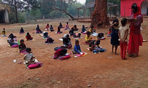 Covid 19 Impact On Education : खेत खलियान में सामुदायिक शिक्षण केंद्र की शुरुआत, जिसमें बच्चे खेल-खेल में पढ़ रहे हैं भूली हुई पढ़ाई