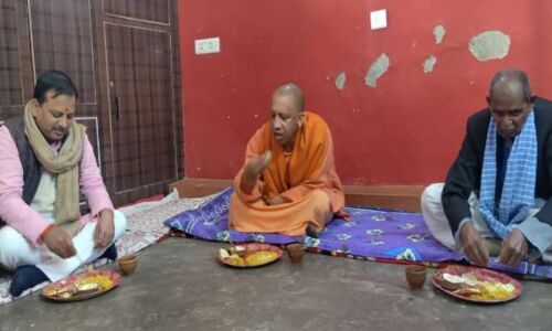 UP Election 2022 : विधायकों-मंत्रियों के पार्टी छोड़ने से खौफ खाये योगी पहुंचे गोरखपुर में दलित के घर खिचड़ी खाने