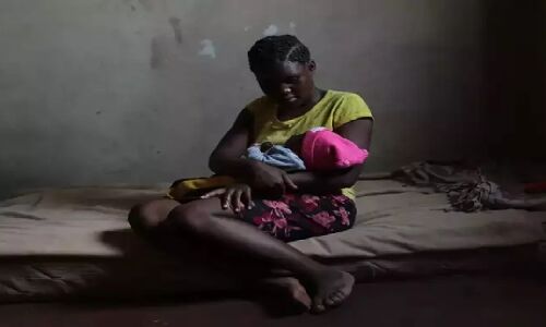 Zimbabwe News : छोटी उम्र की लड़कियां बन रही हैं मां, शर्म के कारण छोड़ना पड़ रहा है स्कूल
