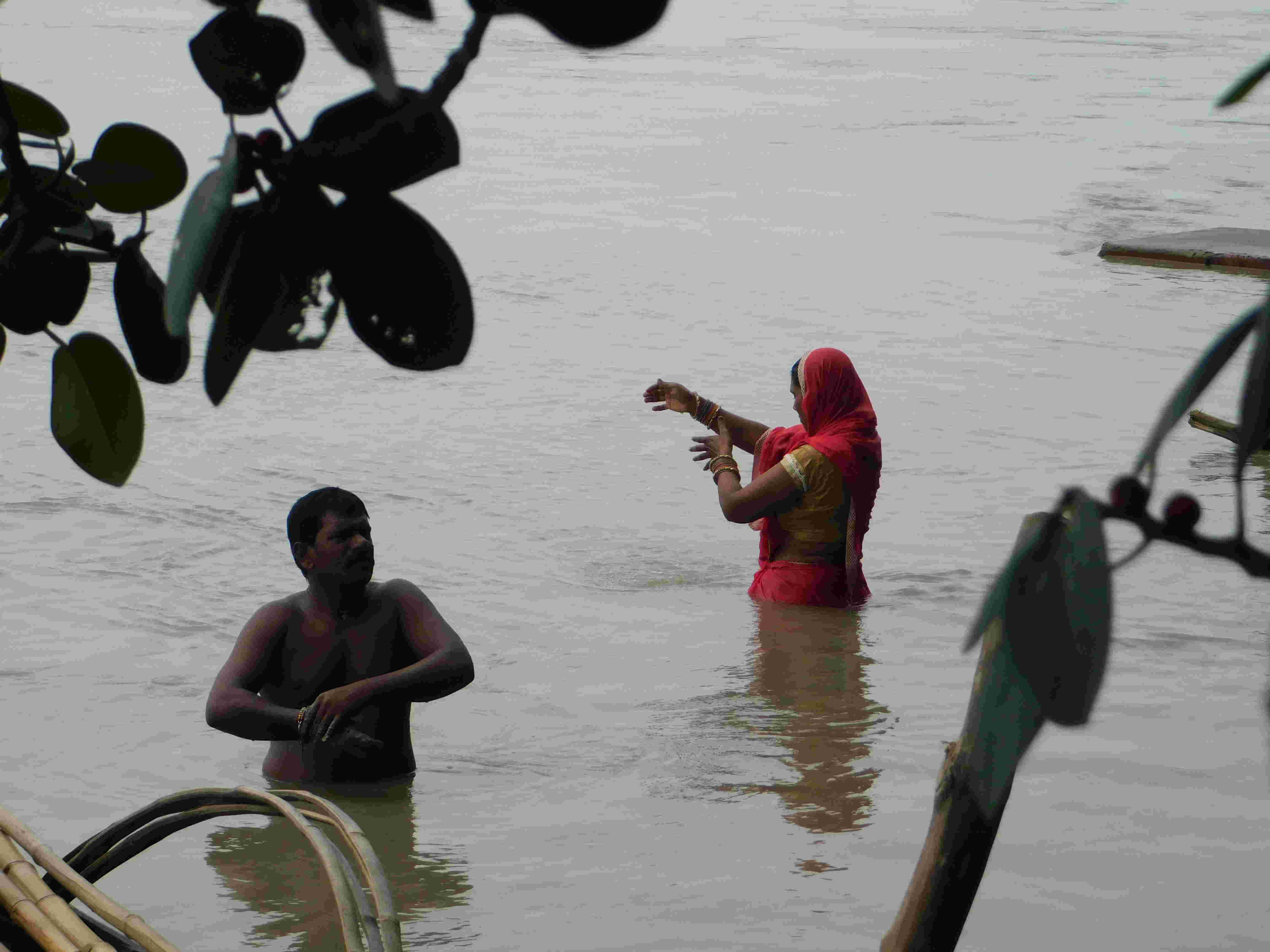 कैमरे के सामने गंगा में डुबकी लगाने वालों को गंगा की खबर नहीं | Dip in Ganga – only for camera, not for cleaning