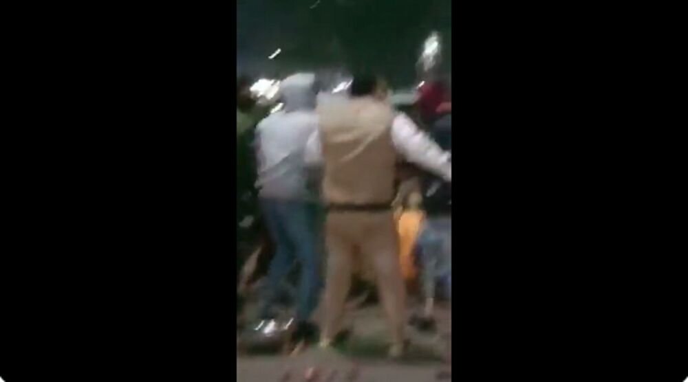 इंदौर में गुंडों ने की सब्जी बेचने वाली आदिवासी महिला की पिटाई, देखती रही भीड़,  Video Viral