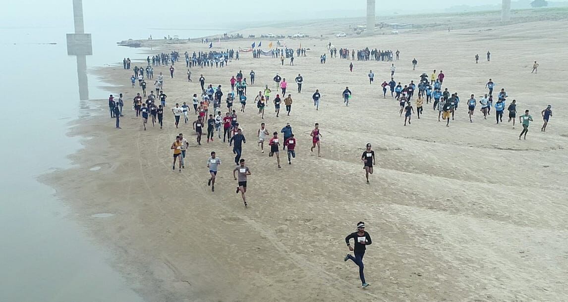 Chambal Marathon: चंबल मैराथन आयोजित, जुनून और जज्बे का गवाह बना बीहड़, सैकड़ों युवा दौड़े Chambal Marathon: चंबल मैराथन आयोजित, जुनून और जज्बे का गवाह बना बीहड़, सैकड़ों युवा दौड़े