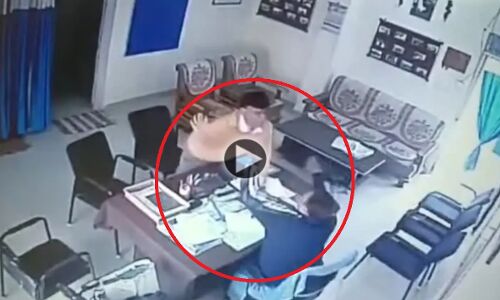 Ujjain News : प्रोफेसर ने प्रिंसिपल को पीटा, सीसीटीवी कैमरे में कैद हुई पूरी घटना
