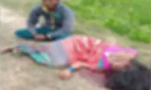 UP Crime News: फावड़े से काटकर पत्नी को मौत के घाट उतारा, फिर बगल में बैठकर खिंचवाता रहा फोटो UP Crime News: फावड़े से काटकर पत्नी को मौत के घाट उतारा, फिर बगल में बैठकर खिंचवाता रहा फोटो