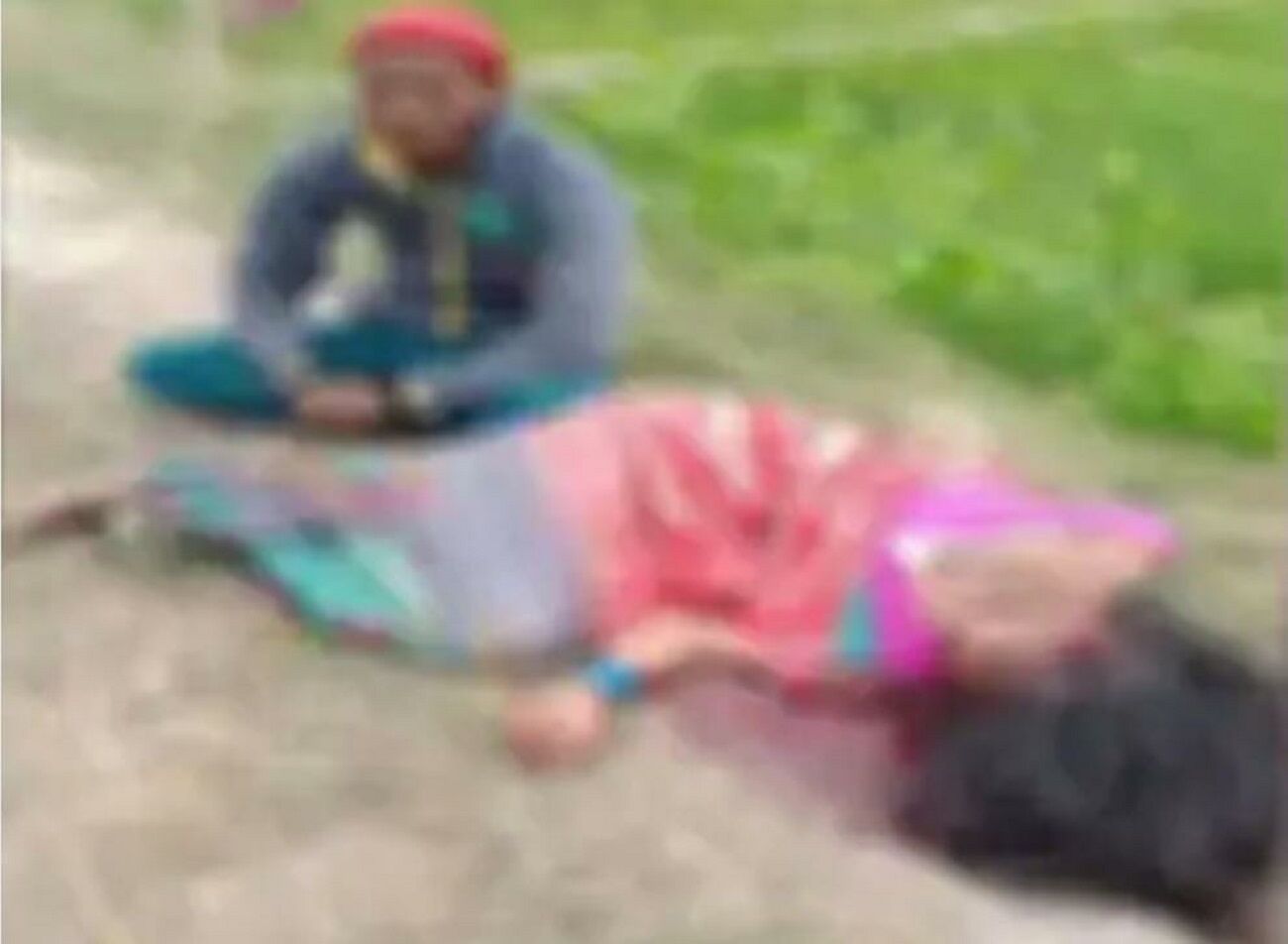 UP Crime News: फावड़े से काटकर पत्नी को मौत के घाट उतारा, फिर बगल में बैठकर खिंचवाता रहा फोटो