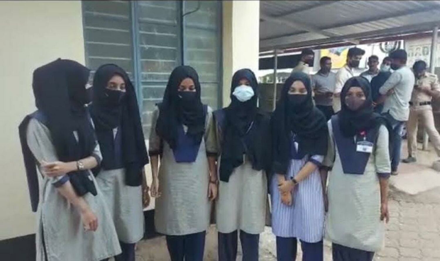 Karnataka Hijab Row : कर्नाटक में बढ़ता जा रहा है हिजाब का विवाद, ट्विटर पर ट्रेंड हुआ Hijab Is Our Right