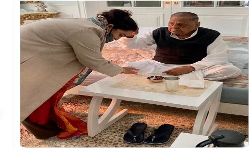 UP Elections 2022 : BJP में शामिल होने के बाद पहली बार मुलायम सिंह यादव से मिली अपर्णा, मांगा आशीर्वाद