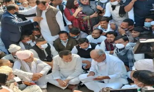 Congress Protest Bhopal : सीएम हाऊस के सामने से धरना समाप्त करने के लिए दिग्विजय सिंह ने रखी ये शर्त Congress Protest Bhopal : सीएम हाऊस के सामने से धरना समाप्त करने के लिए दिग्विजय सिंह ने रखी ये शर्त