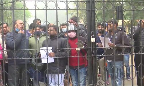 UP TET 2021 : नोएडा एग्जाम सेंटर पर नहीं मिली एंट्री तो कैंडिडेट्स ने मचाया हंगामा