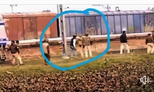 Fact Check : क्या छात्रों के खिलाफ गोलीबारी करवा रही योगी सरकार? क्या है इस वीडियो की सच्चाई