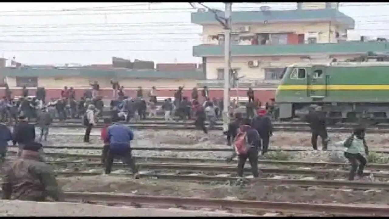Bihar News : RRB NTPC को लेकर कई जिलों में छात्रों का विरोध-प्रदर्शन, ट्रेन सेवाएं हुई प्रभावित
