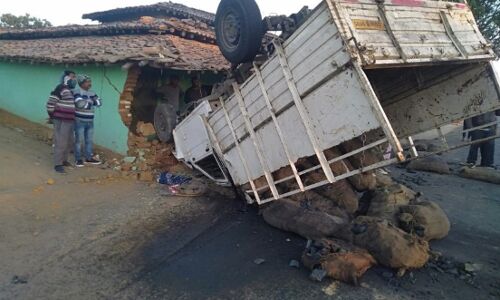 Maharashtra News in Hindi: भिवंडी में कोयला ट्रक पलटने से तीन नाबालिग बहनों की मौत, समीप ही सो रही थीं तीनों