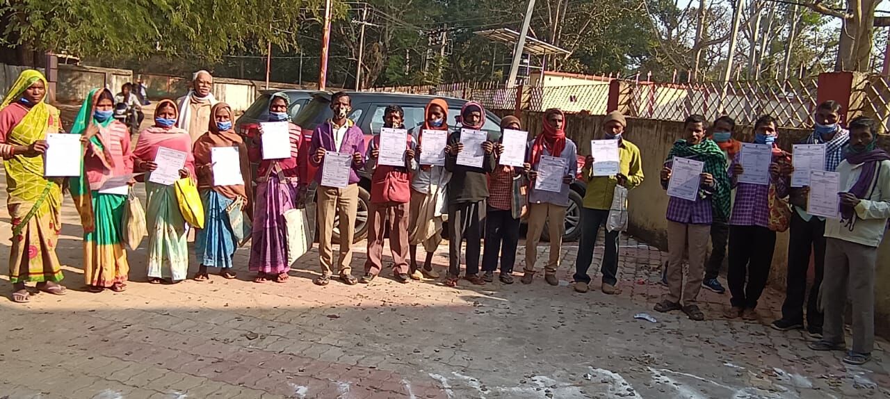 Aadim Janjati Samiti News: लंबे संघर्ष के बाद 16 परहिया आदिम जनजाति समुदाय के लोगों को वन भूमि का मिला पट्टा Aadim Janjati Samiti News: लंबे संघर्ष के बाद 16 परहिया आदिम जनजाति समुदाय के लोगों को वन भूमि का मिला पट्टा