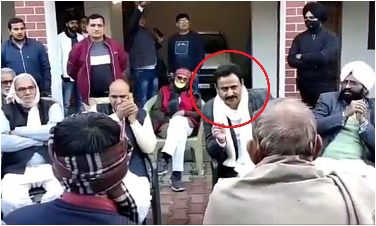 अमरोहा की चौपाल में जाटों ने BJP प्रत्याशी देवेंद्र नागपाल की लगा दी बाइज्जत क्लास, कहा- साबित करो जाट गीदड़ हैं