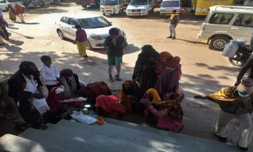 Rajasthan News : आत्मा को मानाने के लिए ग्रामीण ढोल-बाजे के साथ करते है पूजा, अस्पताल के बाहर चलता है अंधविश्वास का खेल