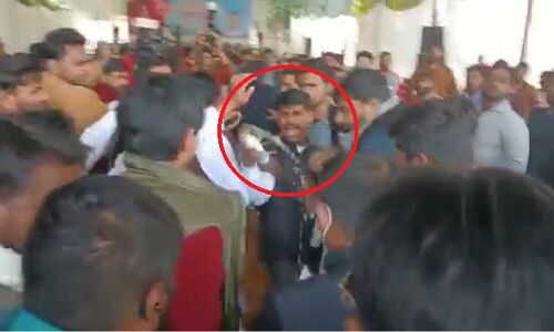 Kanhaiya Kumar Par Siyahi : लखनऊ पहुंचे कन्हैया कुमार पर युवक ने फेंकी स्याही, जानें क्या हुआ था